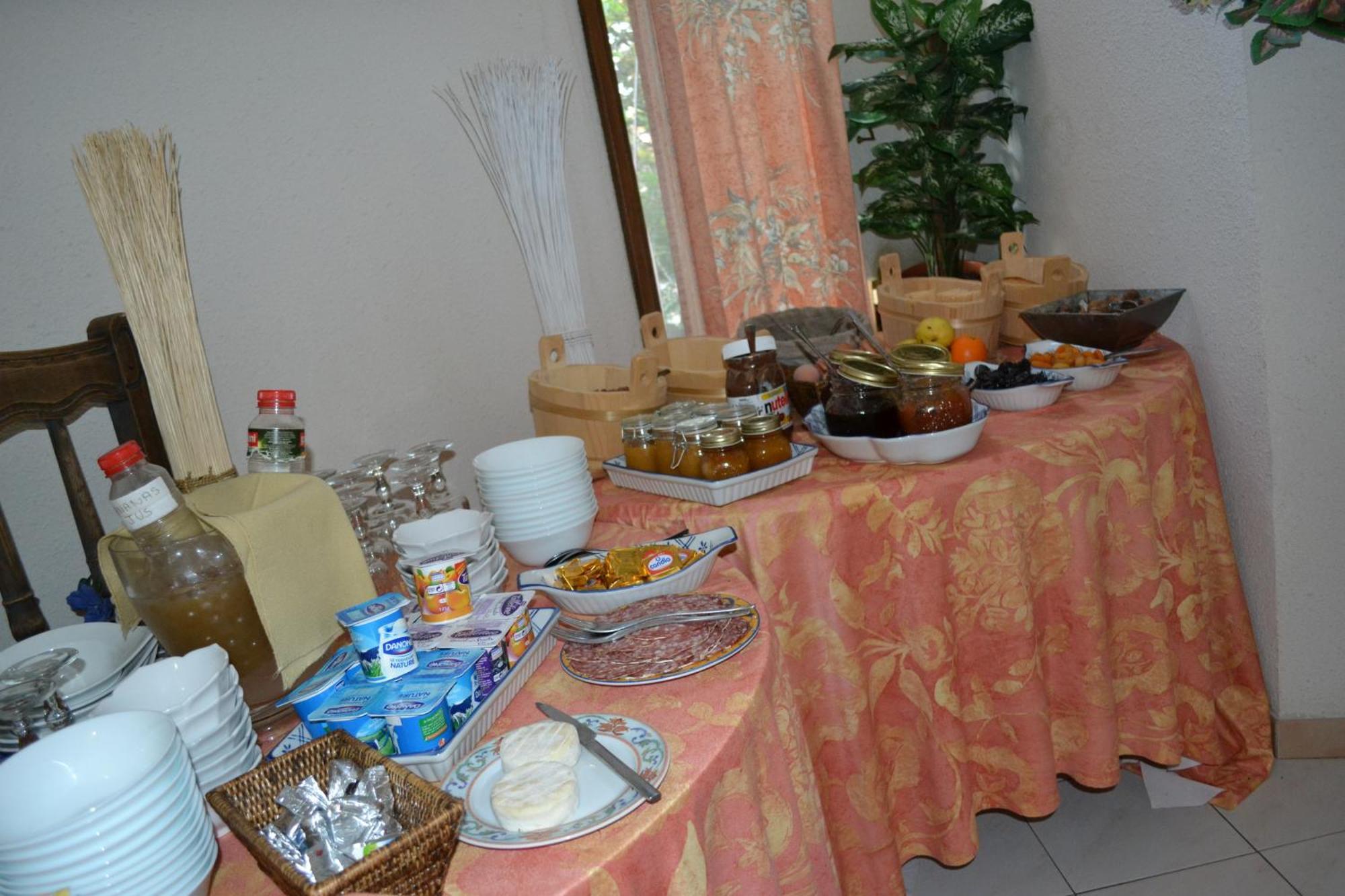 Logis Hotel Le Vieil Amandier Trigance Bagian luar foto