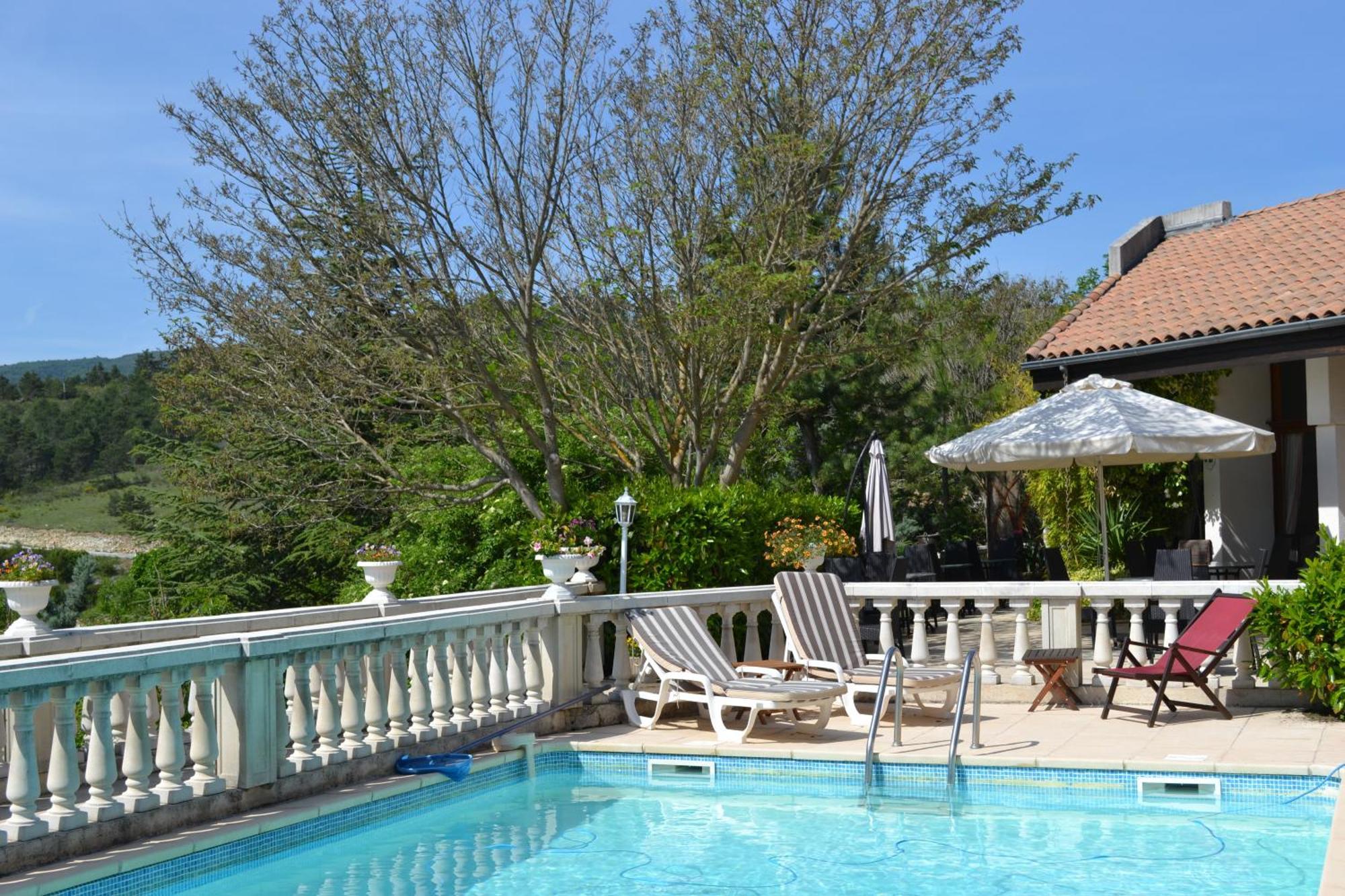 Logis Hotel Le Vieil Amandier Trigance Bagian luar foto